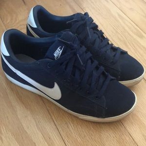 Women’s Nike sneakers